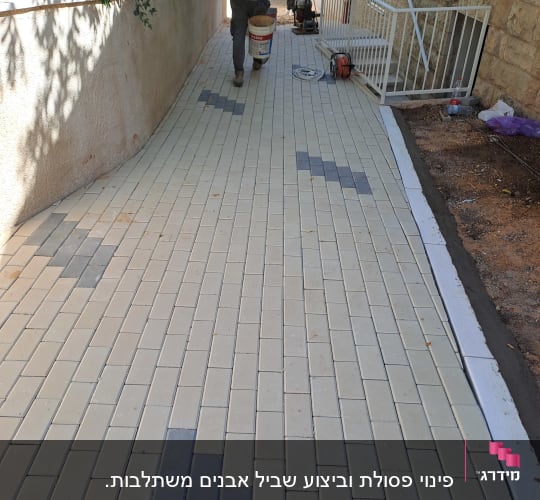 עבודת ריצוף חוץ באבנים משתלבות בשביל גינה